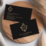 Monogram Black Imitats Gold Elegantes Vintages Wap Visitenkarte<br><div class="desc">Ein elegantes Design mit Vintager Luft. Es hat auf beiden Seiten ein Vintages Wappen in Imitaten Goldfolie, mit einem Monogramm Initial darin. Auf der Vorderseite ist es groß und zentriert, über dem Namen, auf der Rückseite ist es klein, in der oberen verlassen, vor allem der Text. Der Hintergrund ist schwarz,...</div>