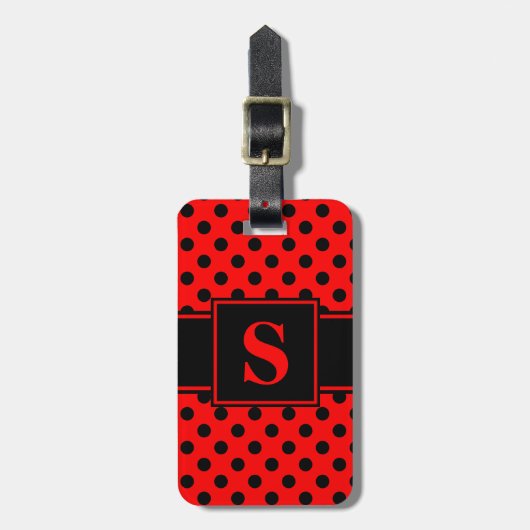 Monogram Black Polka Dots on Red Gepäckanhänger (Vorderseite vertikal)