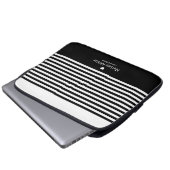 Monogram Black Stripes Trendy Chic Script Modern Laptopschutzhülle (Vorne Knopf)