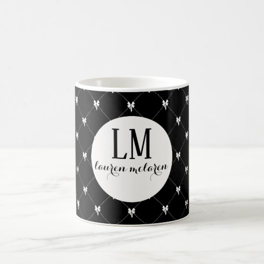 Monogram Black & White Bow Script Kaffeetasse (Mittel)