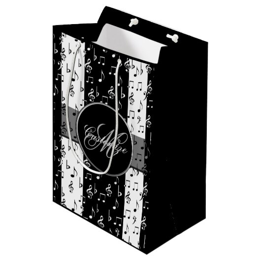 Monogram Black & White Musikstreifen Geschenktasch Mittlere Geschenktüte (Vorderseite Schrägansicht)