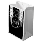 Monogram Black & White Musikstreifen Geschenktasch Mittlere Geschenktüte (Rückseite Schrägansicht)