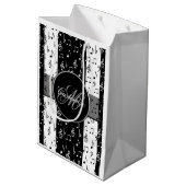 Monogram Black & White Musikstreifen Geschenktasch Mittlere Geschenktüte (Rückseite Schrägansicht)