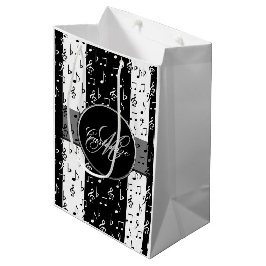 Monogram Black & White Musikstreifen Geschenktasch Mittlere Geschenktüte (Vorderseite Schrägansicht)