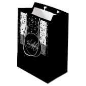 Monogram Black & White Musikstreifen Geschenktasch Mittlere Geschenktüte (Rückseite Schrägansicht)