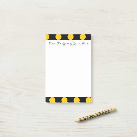 Monogram Black Yellow Chic Polka Dot Pattern Post-it Klebezettel (Auf Schreibtisch)