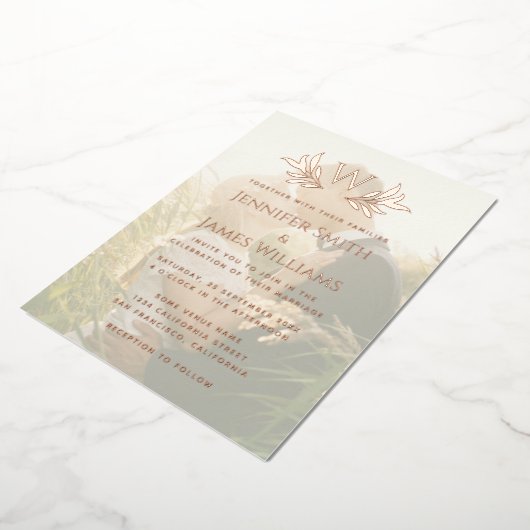 Monogram Blätter Transparentes Foto Elegante Hochz Folieneinladung (Gedreht)
