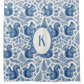Monogram Blau Chinoiserie Eichhörnchen Waldlandsch Duschvorhang (Vorderseite)