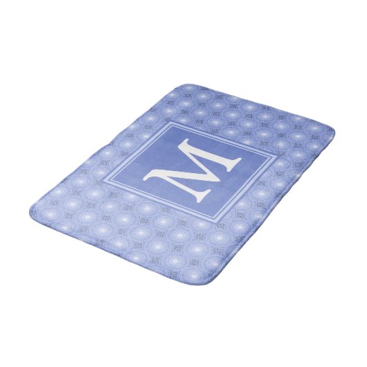 Monogram Blue Circles pattern Badematte (Schrägansicht)