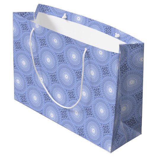 Monogram Blue Circles pattern Große Geschenktüte (Rückseite Schrägansicht)