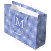 Monogram Blue Circles pattern Große Geschenktüte (Vorderseite Schrägansicht)
