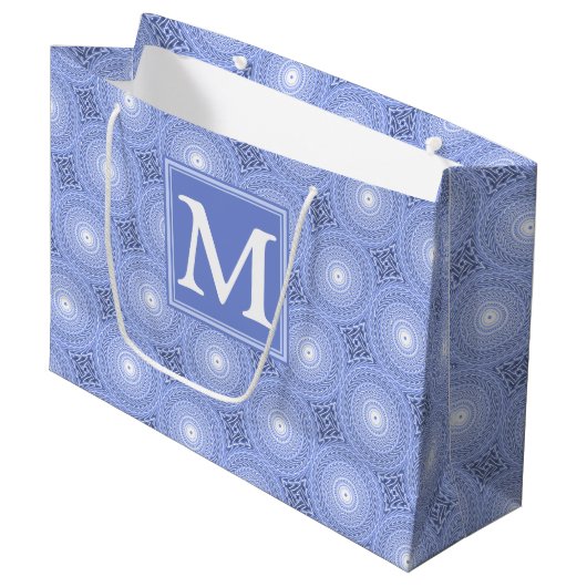 Monogram Blue Circles pattern Große Geschenktüte (Vorderseite Schrägansicht)