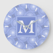 Monogram Blue Circles pattern Große Wanduhr (Vorderseite)