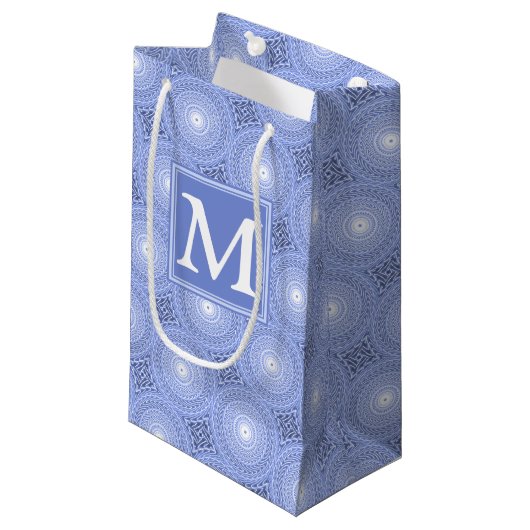Monogram Blue Circles pattern Kleine Geschenktüte (Vorderseite Schrägansicht)