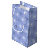 Monogram Blue Circles pattern Kleine Geschenktüte (Rückseite Schrägansicht)