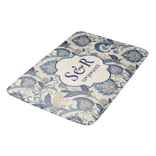 Monogram Blue & Cream Damask Floral Wedding Badematte (Schrägansicht)