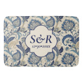 Monogram Blue & Cream Damask Floral Wedding Badematte (Vorderseite)