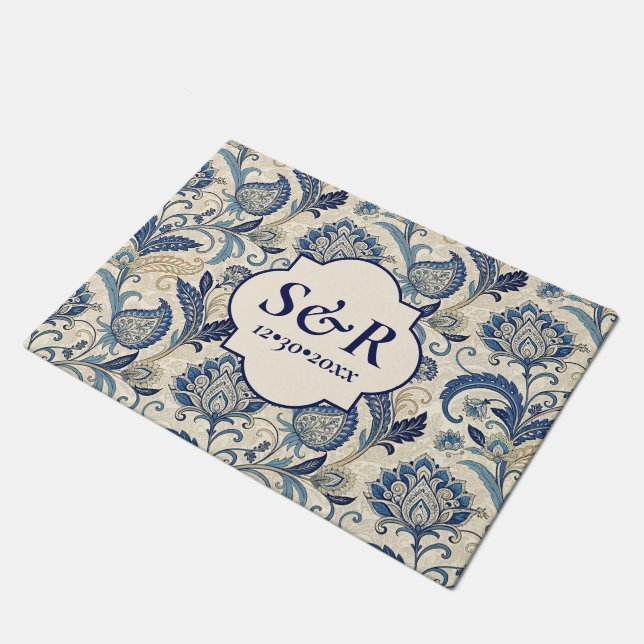 Monogram Blue & Cream Damask Floral Wedding Fußmatte (Schrägansicht)