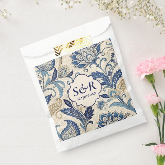 Monogram Blue & Cream Damask Floral Wedding Geschenktütchen (Versiegelt)