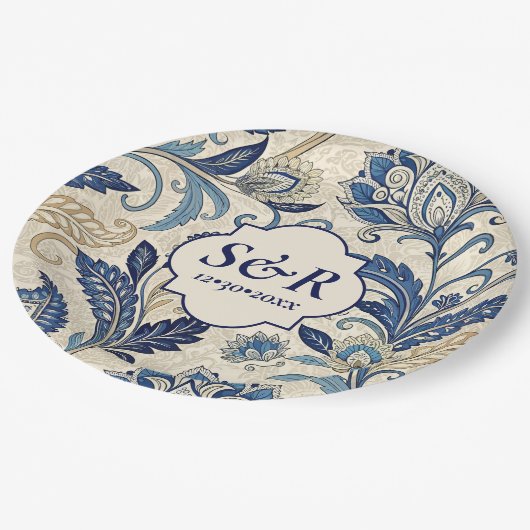 Monogram Blue & Cream Damask Floral Wedding Pappteller (Schrägansicht)