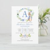 Monogram Blue Floral Peter Rabbit Taufe Boy Einladung (Stehend Vorderseite)