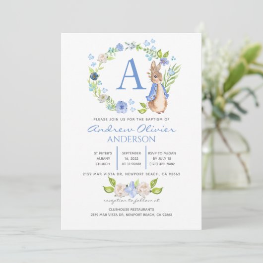 Monogram Blue Floral Peter Rabbit Taufe Boy   Einladung (Stehend Vorderseite)