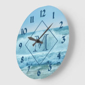 Monogram Blue Ocean Waves Crashing on Beach Große Wanduhr (Winkel)