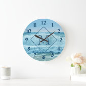 Monogram Blue Ocean Waves Crashing on Beach Große Wanduhr (Zuhause)