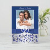 Monogram Blue, Silver Floral FOTO Wedite Einladung (Stehend Vorderseite)