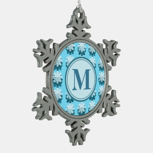 Monogram Blue Snowflake Muster individuell anpassb Schneeflocken Zinn-Ornament (Links)