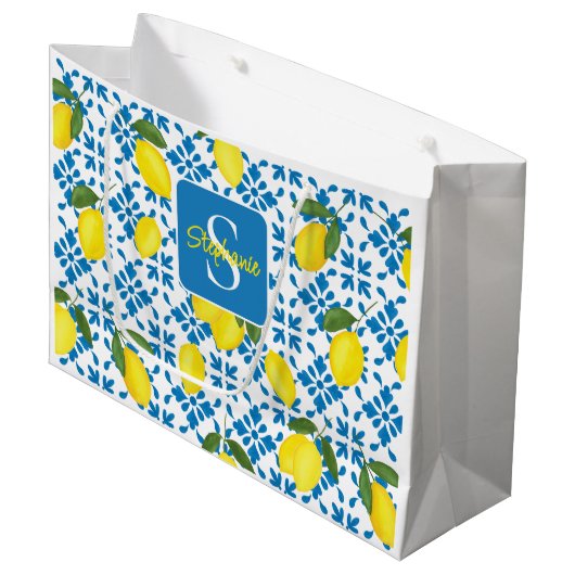 Monogram Blue Tile French Country Lemon Pattern Große Geschenktüte (Vorderseite Schrägansicht)