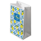 Monogram Blue Tile French Country Lemon Pattern  Kleine Geschenktüte (Vorderseite Schrägansicht)