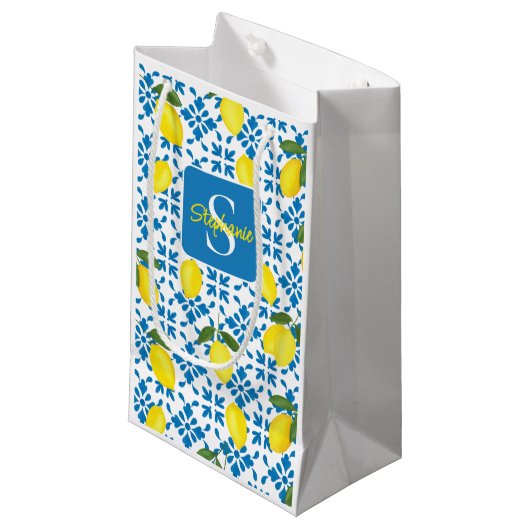 Monogram Blue Tile French Country Lemon Pattern Kleine Geschenktüte (Vorderseite Schrägansicht)