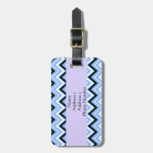 Monogram Blue und Lilac Zickzack Muster Gepäckanhänger (Vorderseite vertikal)