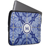 Monogram Blue + White Mediterranean Tile Pattern Laptopschutzhülle (Vorne Rechts)