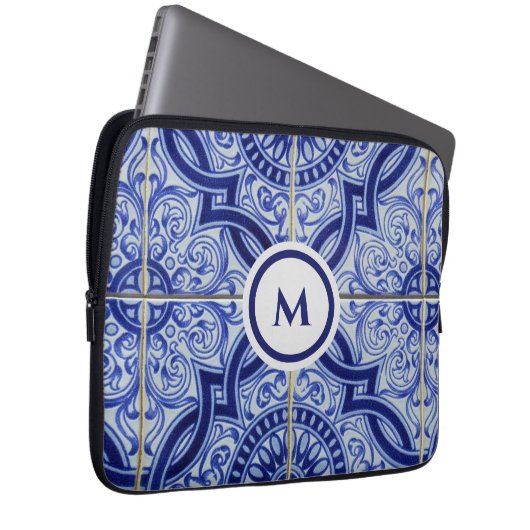 Monogram Blue + White Mediterranean Tile Pattern Laptopschutzhülle (Vorne Rechts)