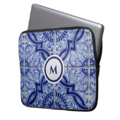 Monogram Blue + White Mediterranean Tile Pattern Laptopschutzhülle (Vorderseite Links)
