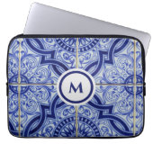 Monogram Blue + White Mediterranean Tile Pattern Laptopschutzhülle (Vorderseite)