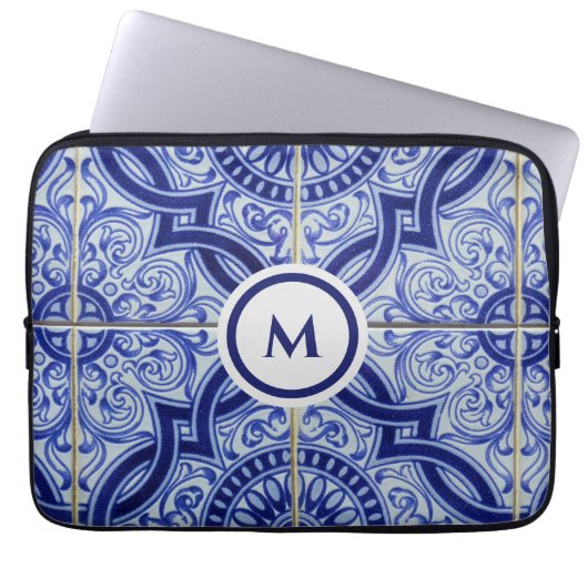 Monogram Blue + White Mediterranean Tile Pattern Laptopschutzhülle (Vorderseite)