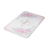 Monogram Blush Pink Blume Aquarell Elegant Badematte (Schrägansicht)