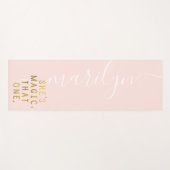 Monogram Blush Pink Gold Girl Power Sie ist magisc Yogamatte (Vorderseite (Horizontal))
