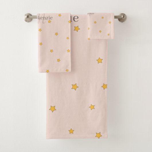 Monogram Blush Pink Lucky Stars Individuelle Name Badhandtuch Set (Insitu)