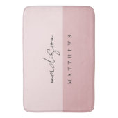 Monogram Blush Pink Moderne Minimalistische Femini Badematte (Vorderseite Vertikal)