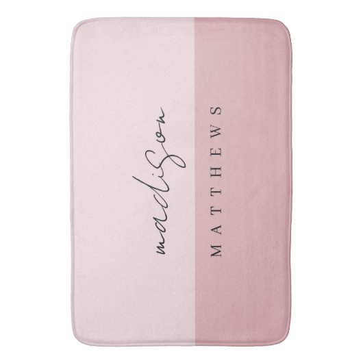 Monogram Blush Pink Moderne Minimalistische Femini Badematte (Vorderseite Vertikal)