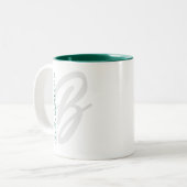 Monogram Bold Minimal Personalisiert Emerald Green Zweifarbige Tasse (Vorderseite Links)