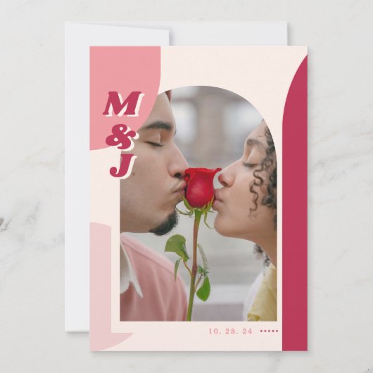 Monogram Bold Rosa Red Retro Arch Wedding Einladung (Rückseite)