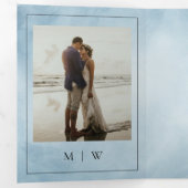 Monogram & Border Elegant Dusty Blue Wedding Dreifach Gefaltete Einladung (Innen Erste Seite)