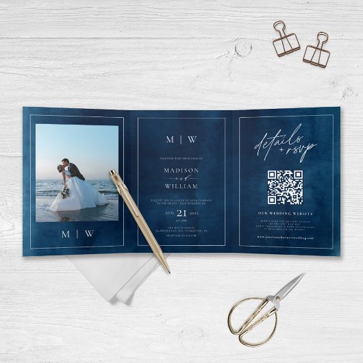 Monogram & Border Elegant Navy Blue Wedding Dreifach Gefaltete Einladung