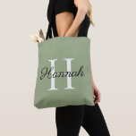 Monogram Bridesmaid Geschenk mit Name Sage Green T Tasche<br><div class="desc">Monogram Bridesmaid Name Sage Green Tote Bag. Perfektes Geschenk für Ihre Brautmädchen und Trauzeugin. Personalisiert mit Vorbuchstaben und Namen.</div>