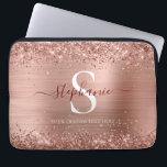 Monogram Brown Imitats-Glitzer Girly Glam Laptopschutzhülle<br><div class="desc">Dieser fantastische Laptop-Ärmel mit braunem,  gebürstetem Metallhintergrund mit glänzenden Imitat-Glitzer-Rändern. Fügen Sie Ihren Namen und Initial für eine persönliche Touch hinzu. Ideal,  um unterwegs stilvoll zu sein.</div>